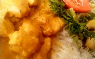 Pollo al curry con arroz basmati y yogur de oveja